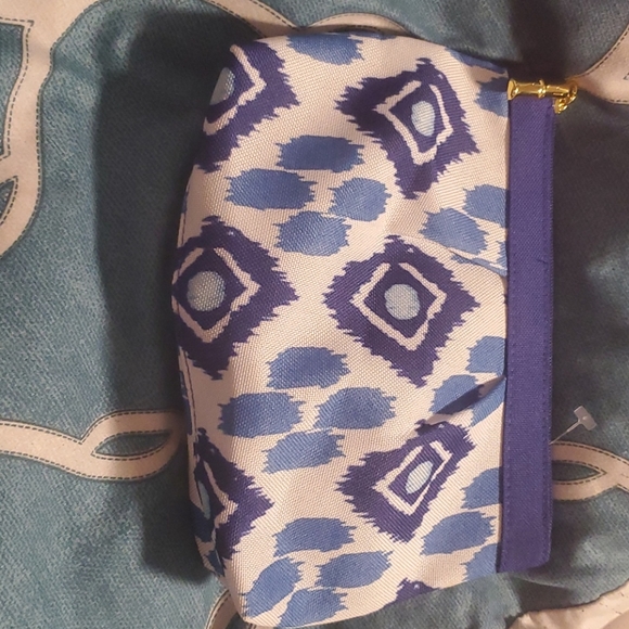 Free with a purchase of two or more items. - Picture 3 of 3